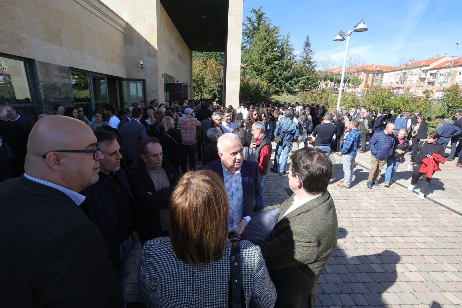 Multitudinario adiós a Ángel Basas y su hijo Carlos en Salamanca