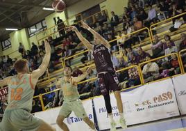 Kevin Navarro lanza a canasta.