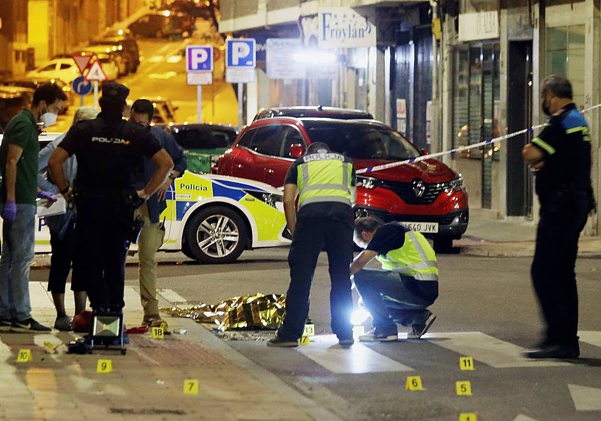 La policía observa el cadáver de un hombre en 2021 en Salamanca.