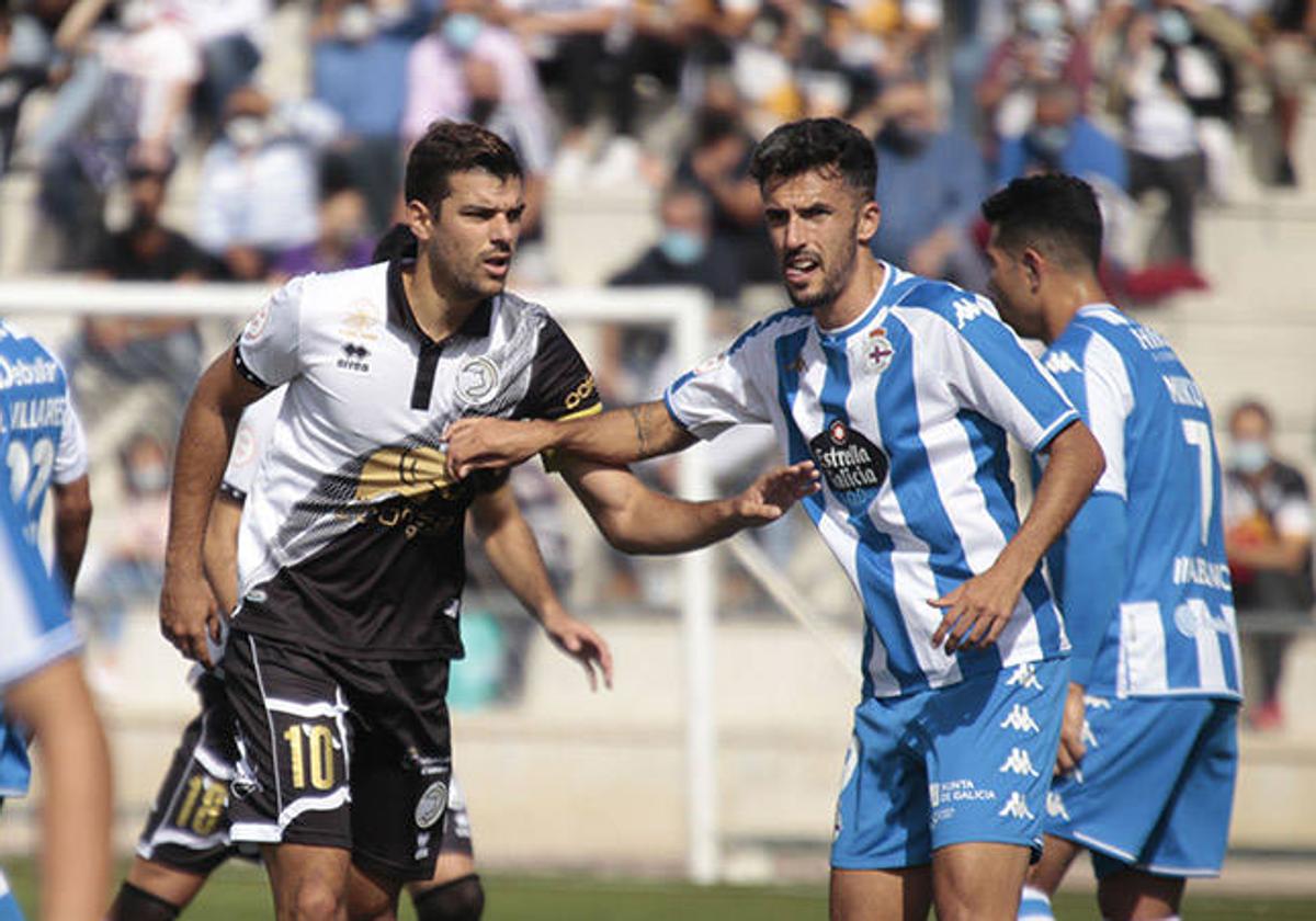 Carlos de la Nava, capitán de Unionistas, en un duelo ante el Deportivo en el Reina Sofía.