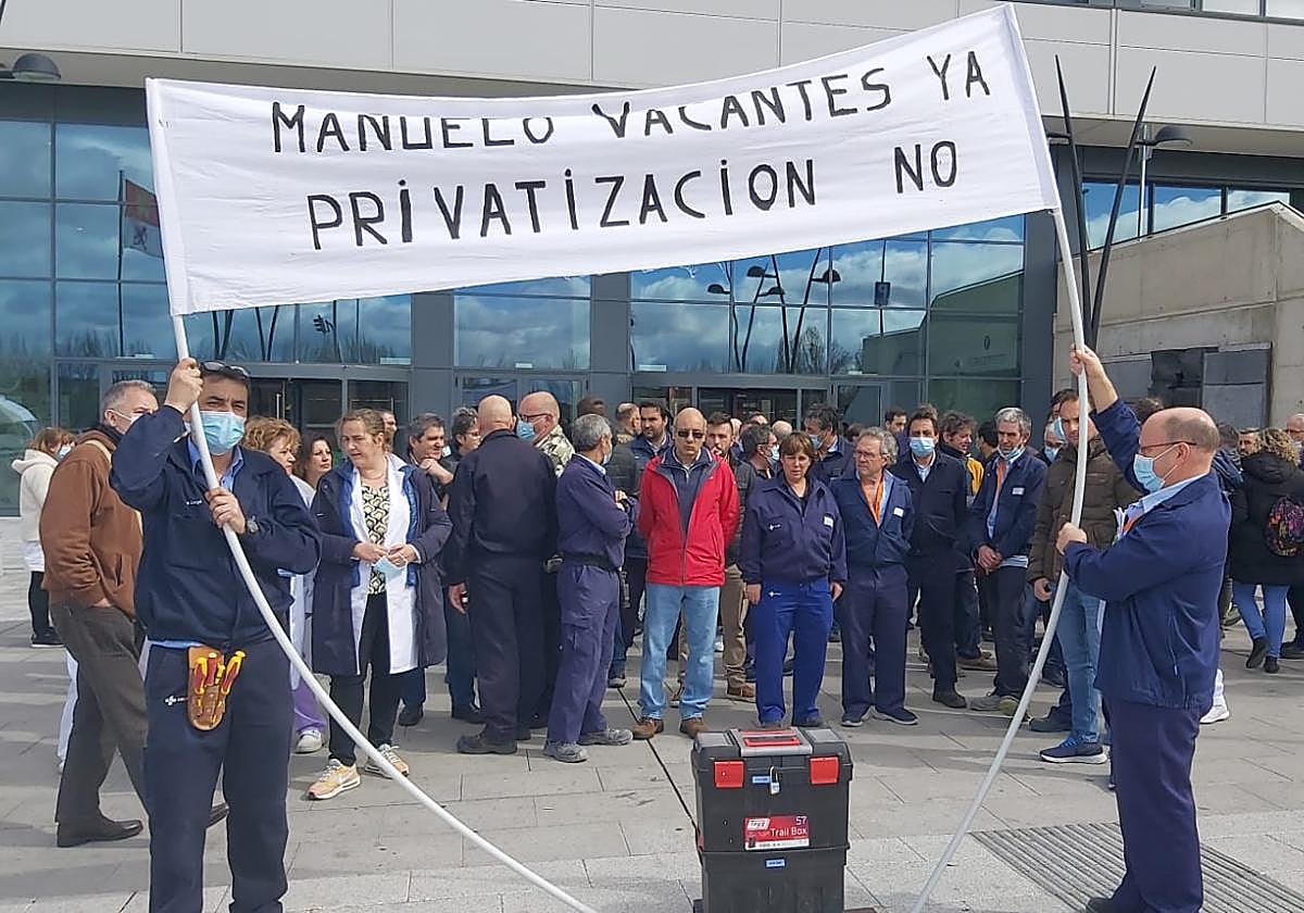 El personal de mantenimiento se manifiesta frente al hospital.