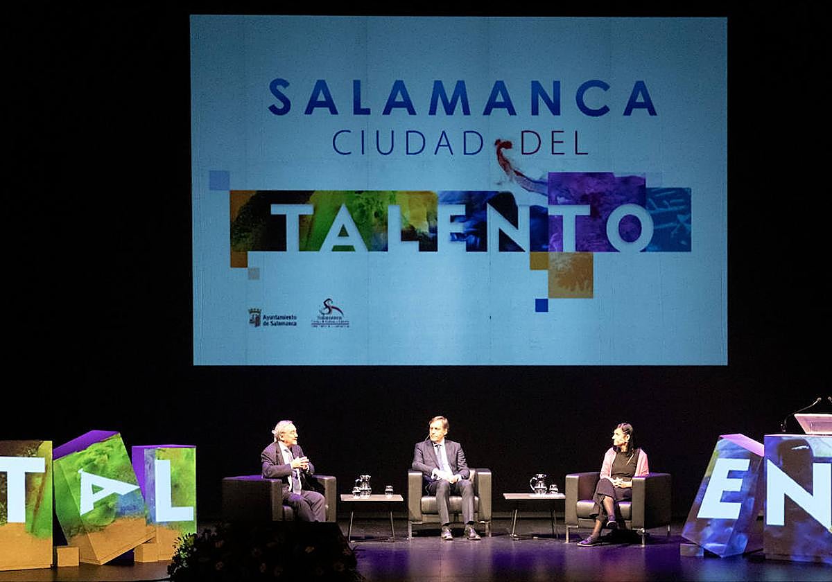 El alcalde de Salamanca, Carlos García Carbayo, participa en la presentación de la nueva convocatoria del programa municipal de atracción del talento.