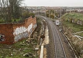 Imagen de una vía del ferrocarril a su paso por Salamanca.