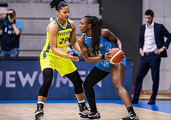 Pepe Vázquez, al fondo, observa una acción del partido.