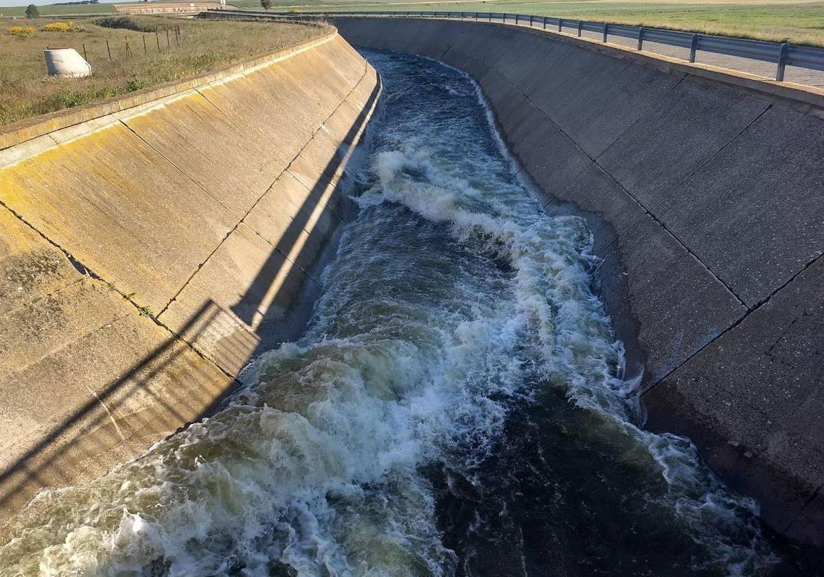 Traspaso de agua del azu de Riolobos al regadío de La Armuña.