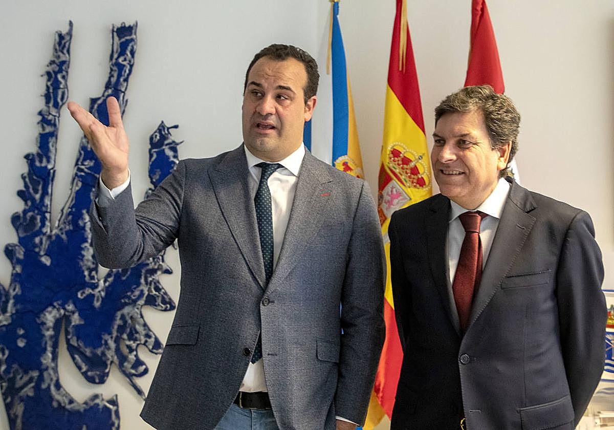 El consejero de Economía y Hacienda y portavoz, Carlos Fernández Carriedo, y el alcalde de Santa Marta de Tormes, David Mingo Pérez.