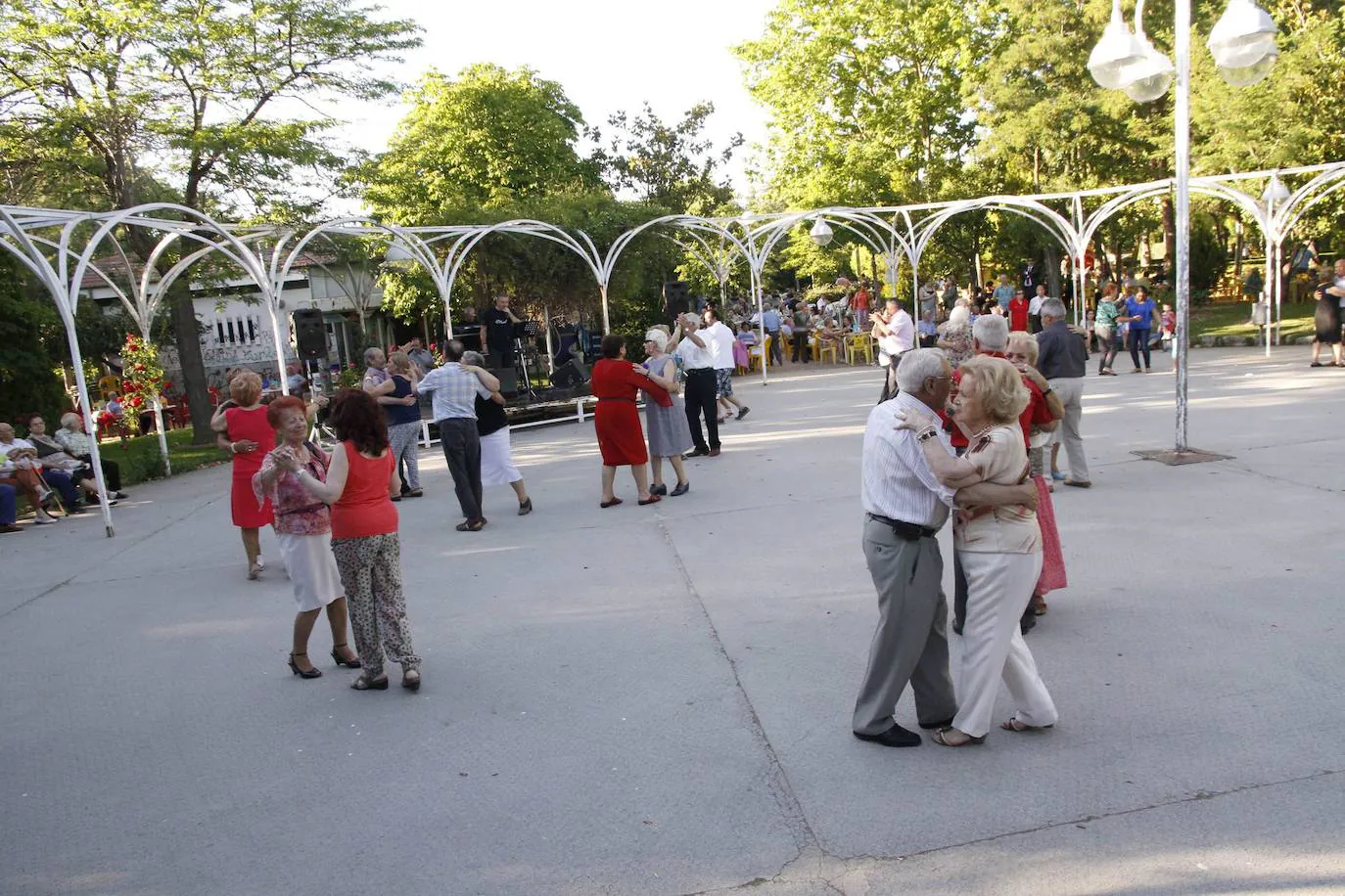 Varias parejas bailan en la céntrica plaza del parque de los Jesuitas junto a la cafetería.