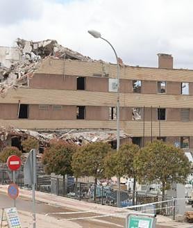 Imagen secundaria 2 - Las máquinas reducen a escombros el Clínico, que ya solo es historia de Salamanca
