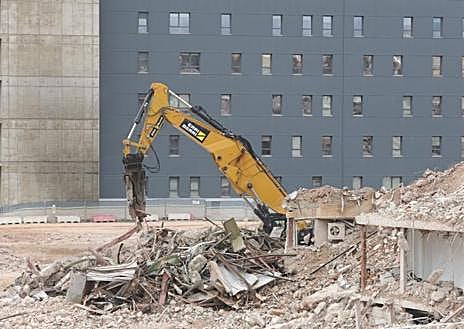 Imagen secundaria 1 - Las máquinas reducen a escombros el Clínico, que ya solo es historia de Salamanca