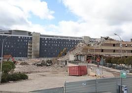 El nuevo hospital ya puede verse desde lo que antes era el acceso principal al Clínico, tras haber sido derribado prácticamente todo el edificio.