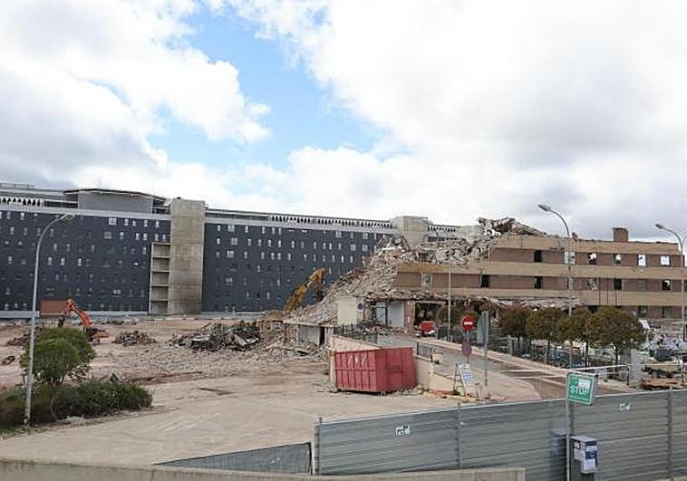 El nuevo hospital ya puede verse desde lo que antes era el acceso principal al Clínico, tras haber sido derribado prácticamente todo el edificio.