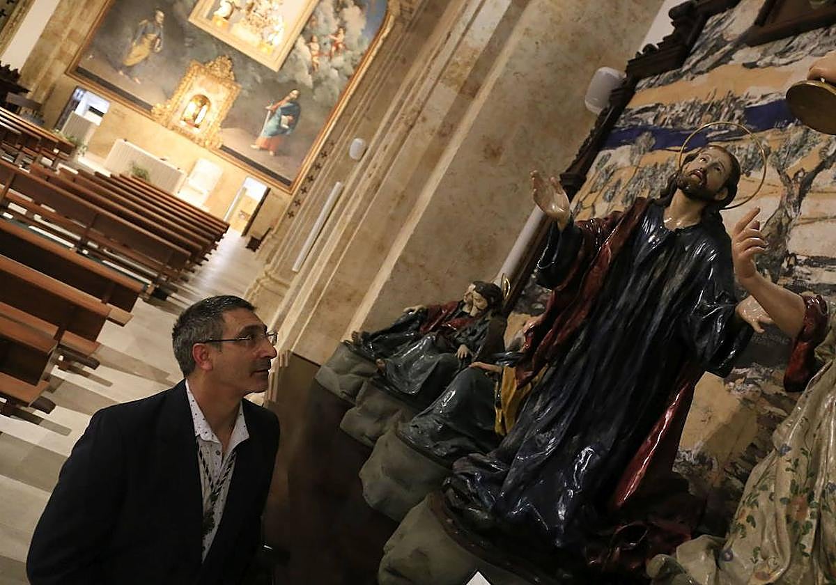 Primitivo Moya, Hermano Mayor, ante el grupo escultórico de la Oración en el Huerto