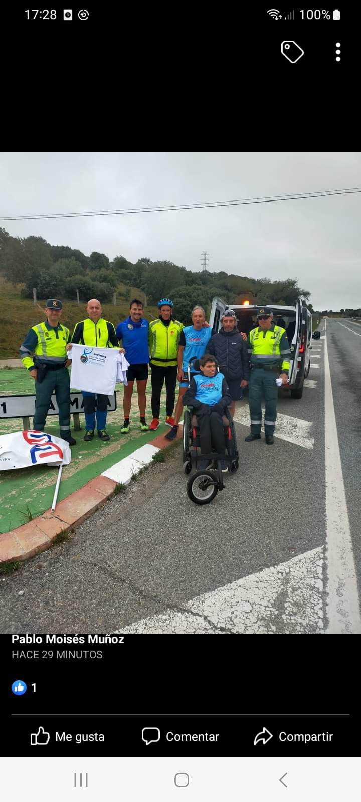 Pablo con su silla de ruedas y sus acompañantes.