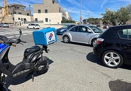 Un repartidor resulta herido tras colisionar con un turismo