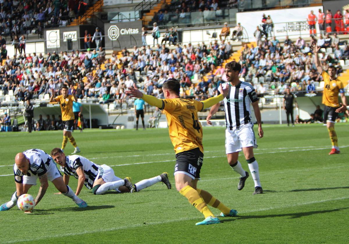 Un lance del partido dentro del área visitante en el que los jugadores de Unionistas reclamaron penalti.