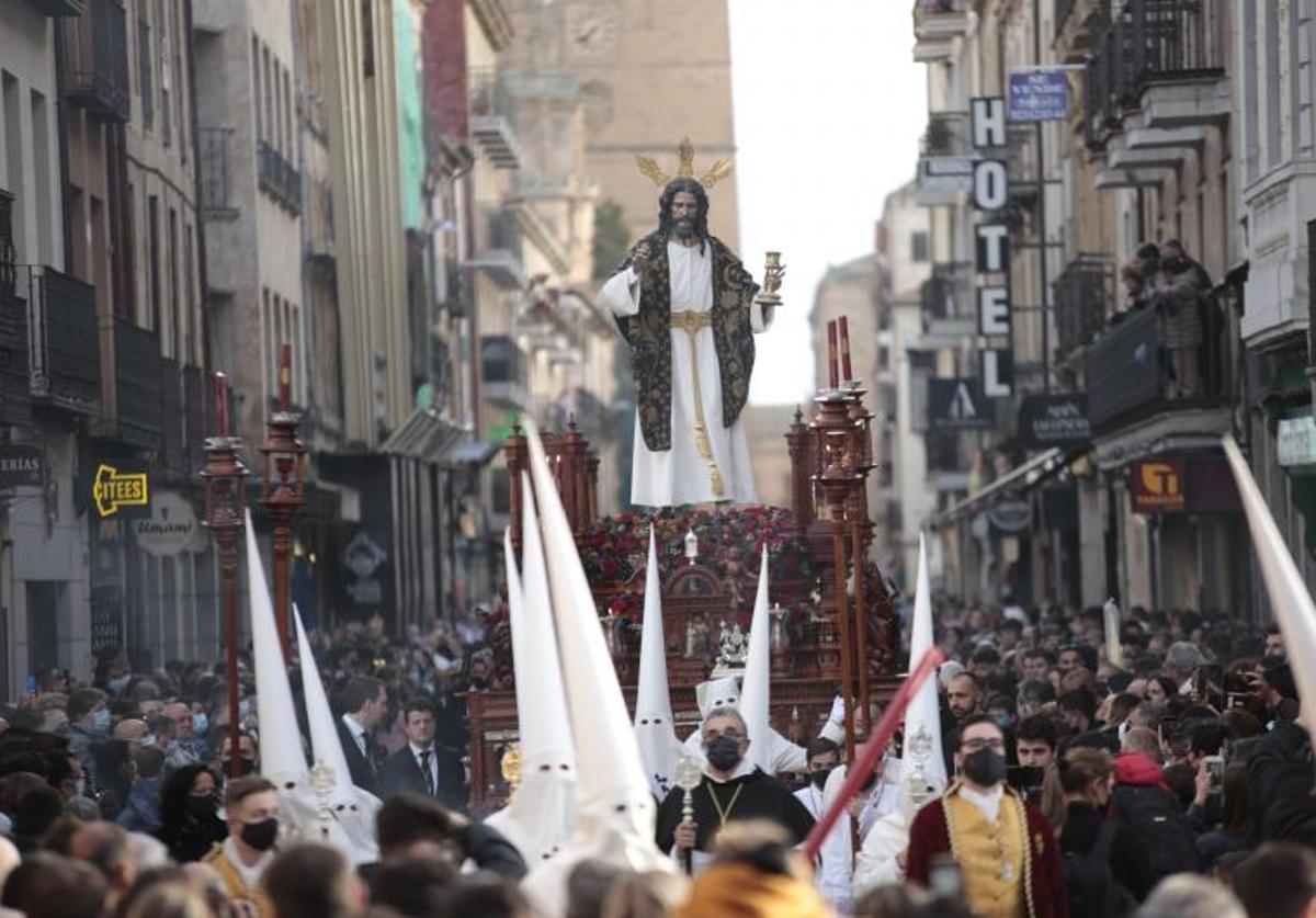 Imagen de la Rúa Mayor abarrotada de gente durante una procesión..