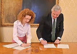 Firma del convenio con la concejala de Turismo, Ana Suárez, y el presidente de la Confederación Española de Agencias de Viaje (CEAV), Carlos Garrido.