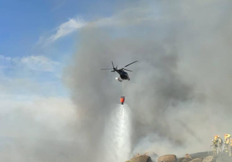 Imagen principal - Helicópteros y bomberos combaten el incendio en Candelario que «todavía no está controlado»