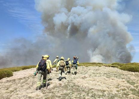 Imagen secundaria 1 - Helicópteros y bomberos combaten el incendio en Candelario que «todavía no está controlado»