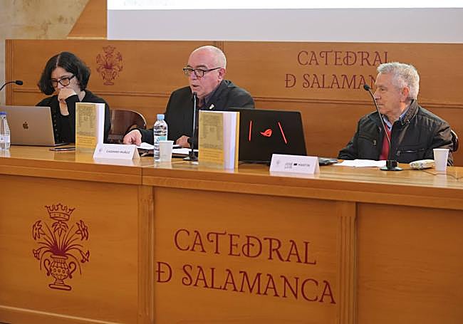 Rossana Vassallo, Casimiro Muñoz y José Luis Martóin, durante la presentación del tomo.