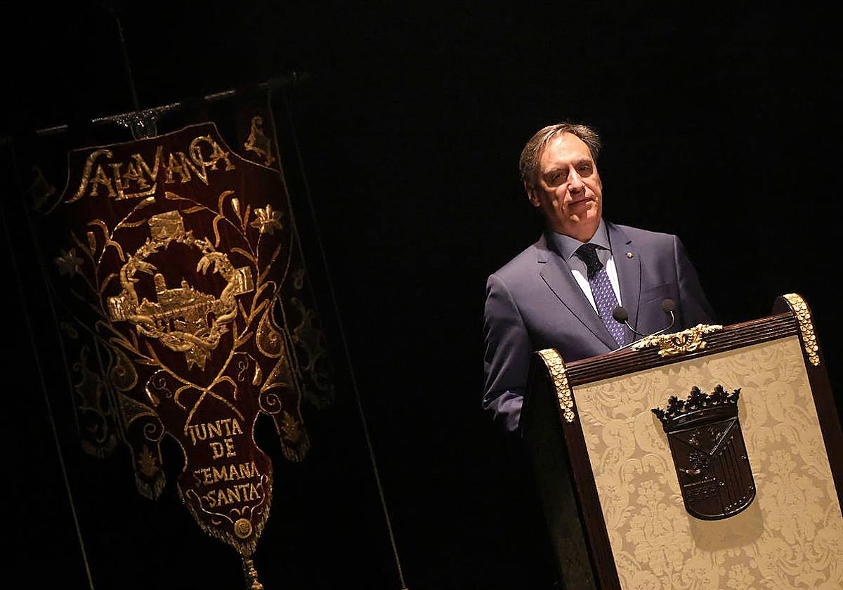 García Carbayo destaca los escenarios «insuperables» de la Semana Santa de Salamanca