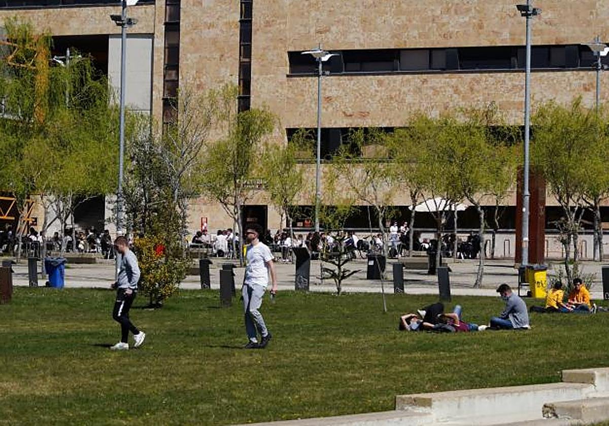 Jóvenes en el Campus Miguel de Uanmuno de Salamanca.