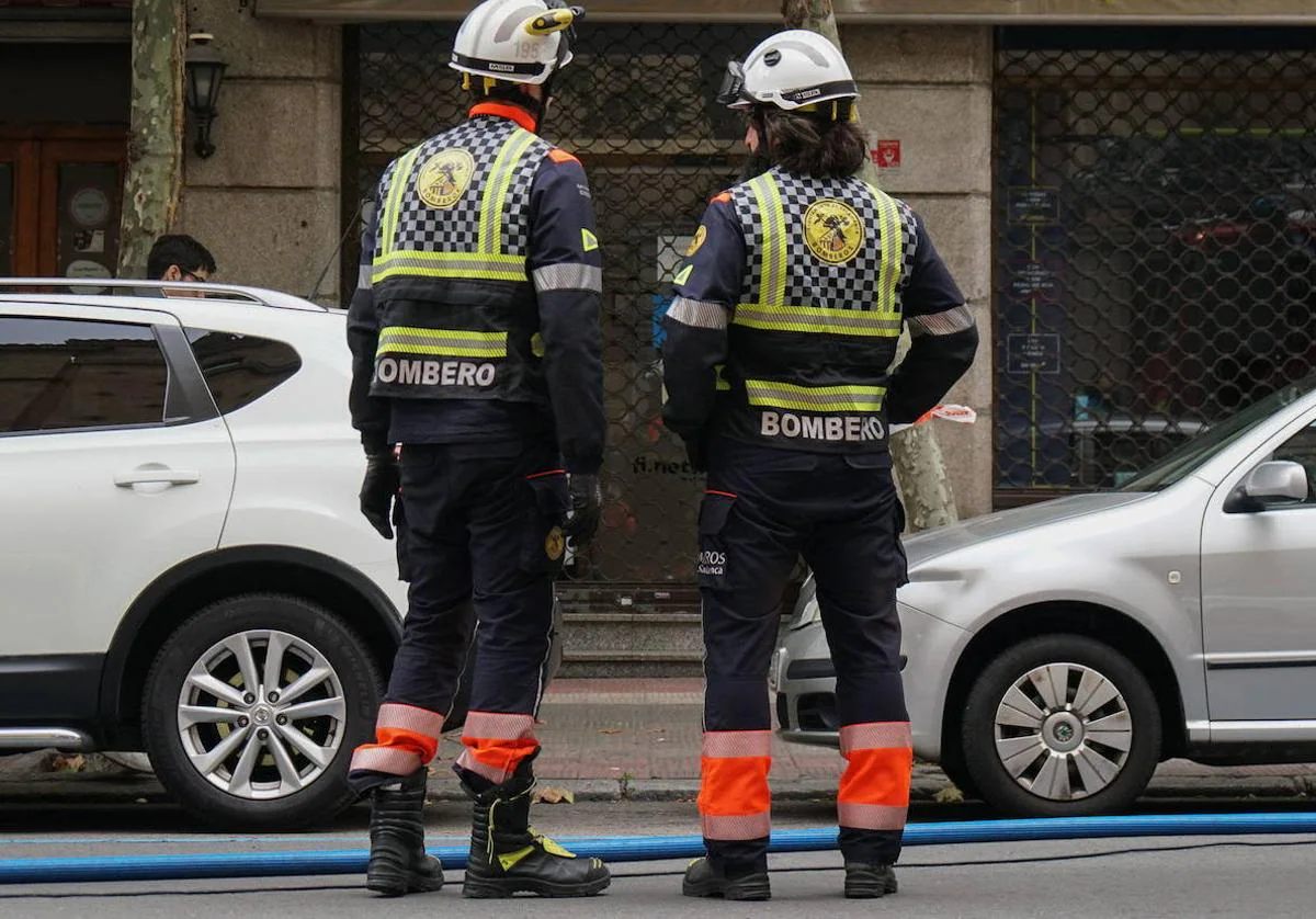 Dos bomberos de Salamanca, en una intervención en la capital.