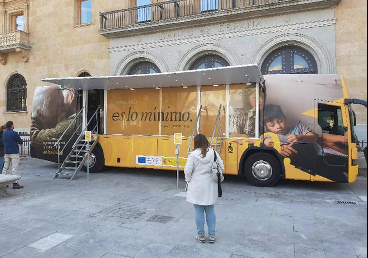 El Autobús del Ingreso Mínimo Vital cierra su gira por España en Salamanca