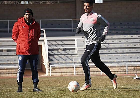 Chiapas, a la izquierda, observa un entrenamiento.