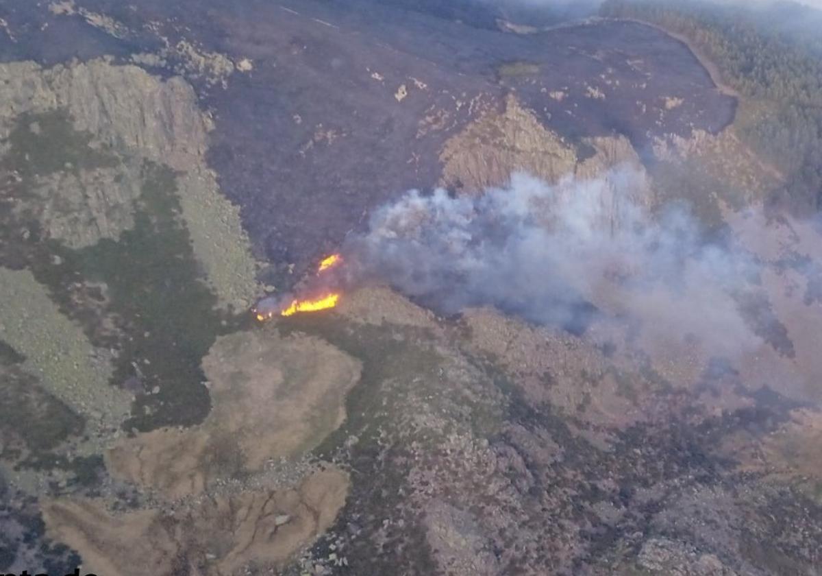 Imagen de hoy de la zona en el fuego de Candelario.