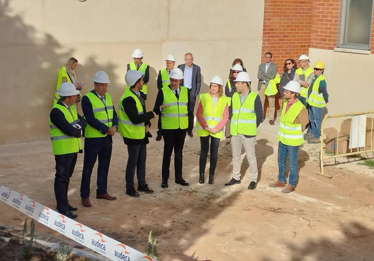 Visita de los consejeros de Medio Ambiente, Vivienda y Ordenación de Territorio, Juan Carlos Suárez-Quiñones, y de Educación, Rocío Lucas, al IES Francisco Salinas de Salamanca.