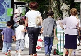 Una familia pasea por la calle.