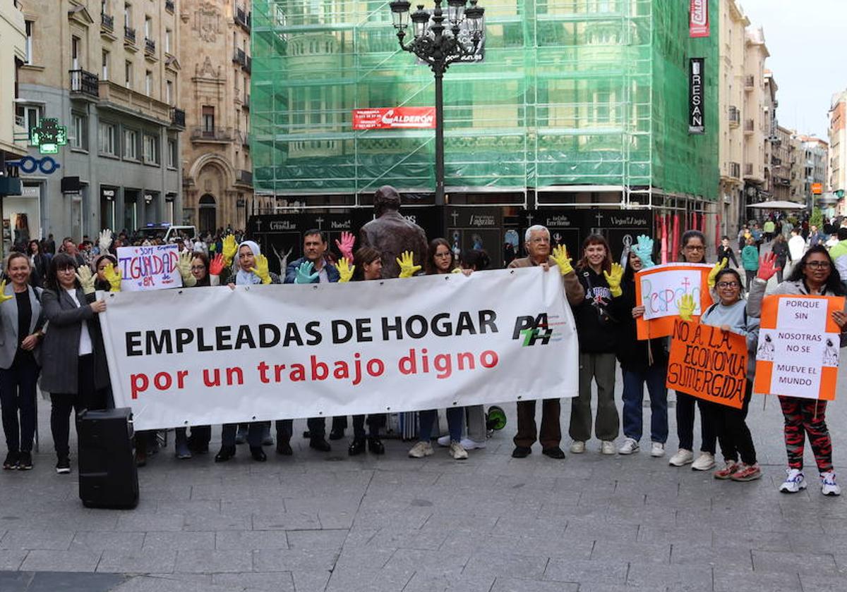 Concentración en la plaza del Liceo de Salamanca por el Día Internacional de las Empleadas de Hogar.