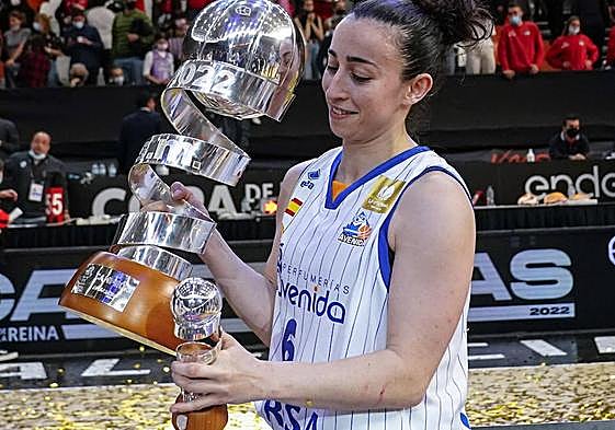 Silvia Domínguez, con la copa de 2022.