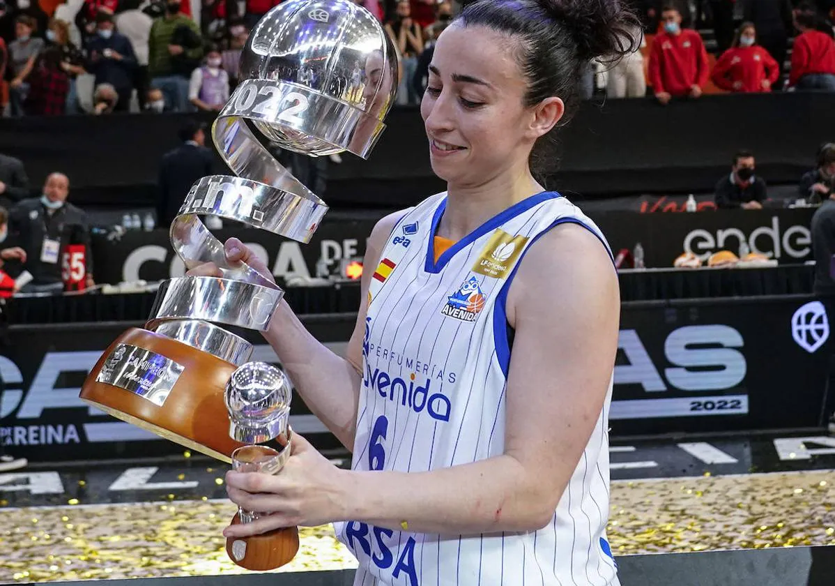 Silvia Domínguez, con la copa de 2022.