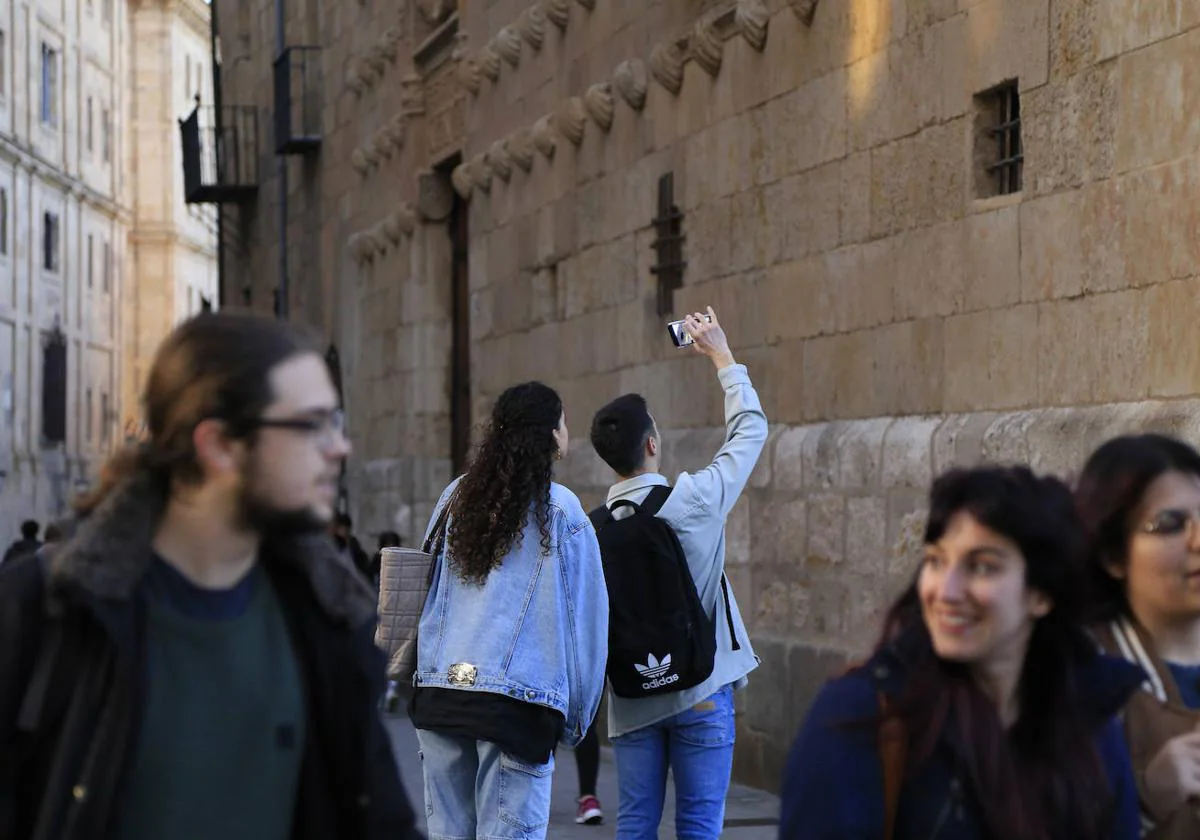 Turistas sacan fotos en la ciudad de Salamanca.