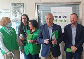 Ángel Losada, presidente en Salamanca de la Asociación Española Contra el Cáncer, junto a voluntarias de la asociación.