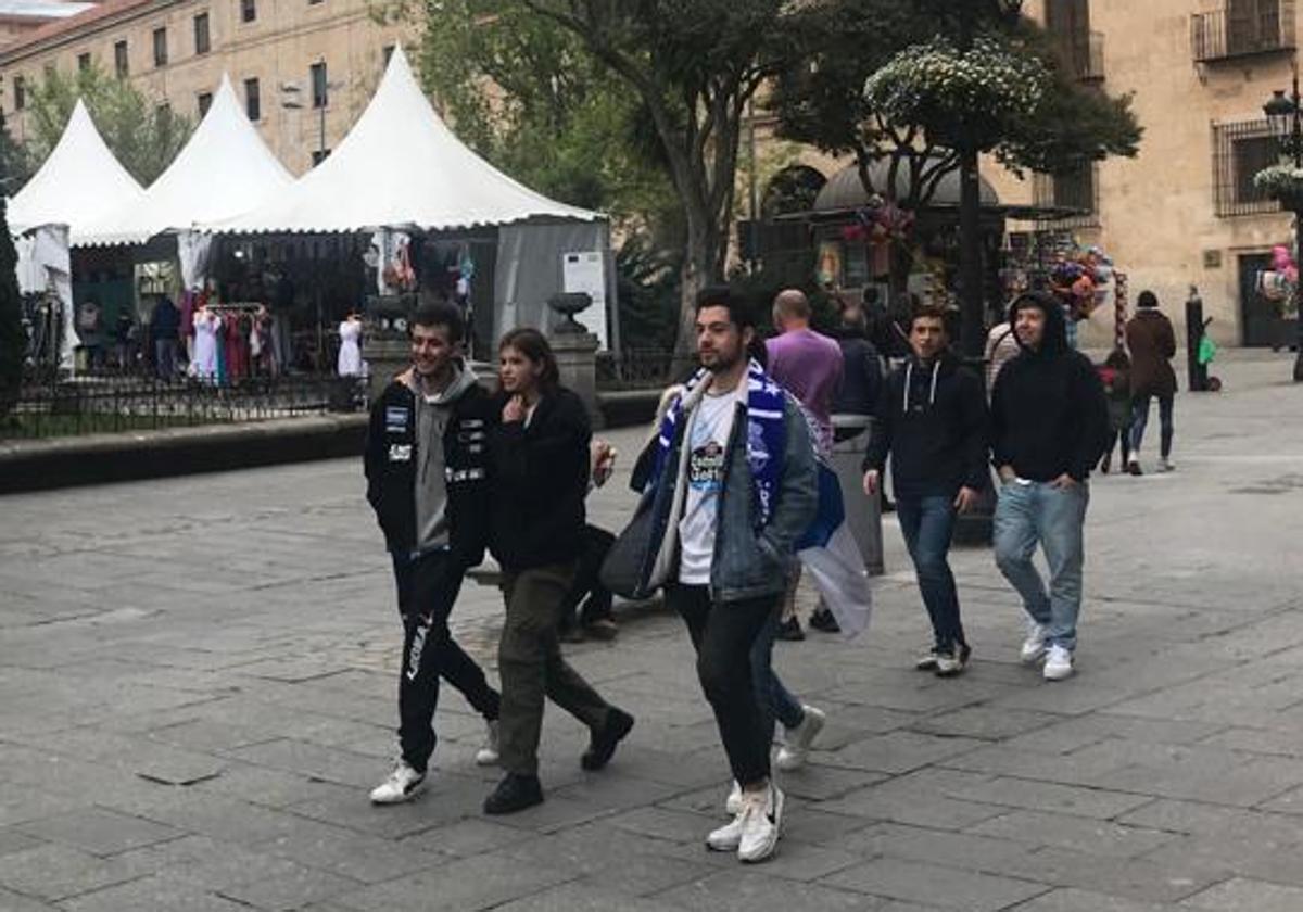 Seguidores del RC Deportivo pasean hacia la Plaza Mayor de Salamanca.