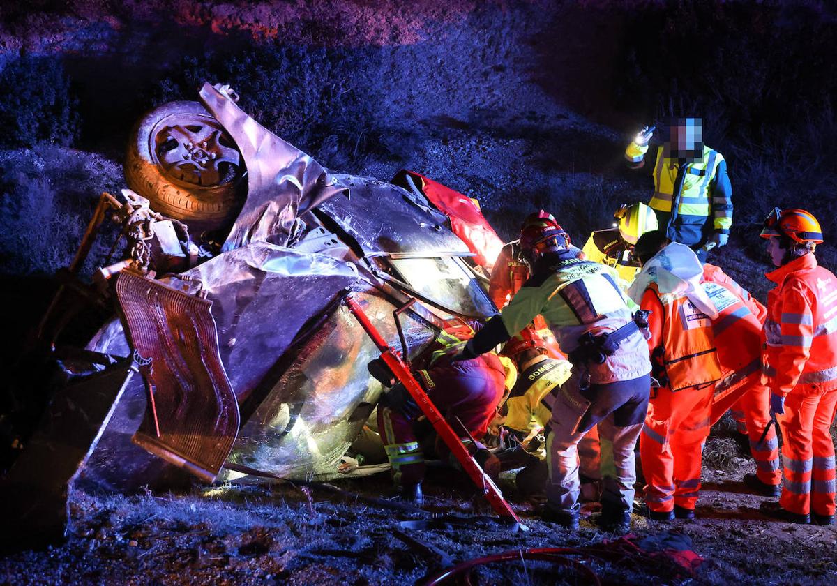 Los bomberos tratan de rescartar al varón accidentado.