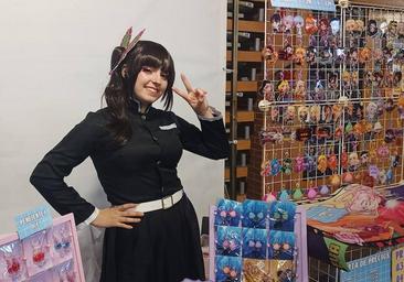 Muchos de los asistentes al evento, e incluso responsables de las tiendas, han elegido hacer 'cosplay': disfrazarse de sus personajes favoritos. Posa en la imagen Mina Starliart, cosplayer invitada y responsable de una tienda de ilustraciones propias.