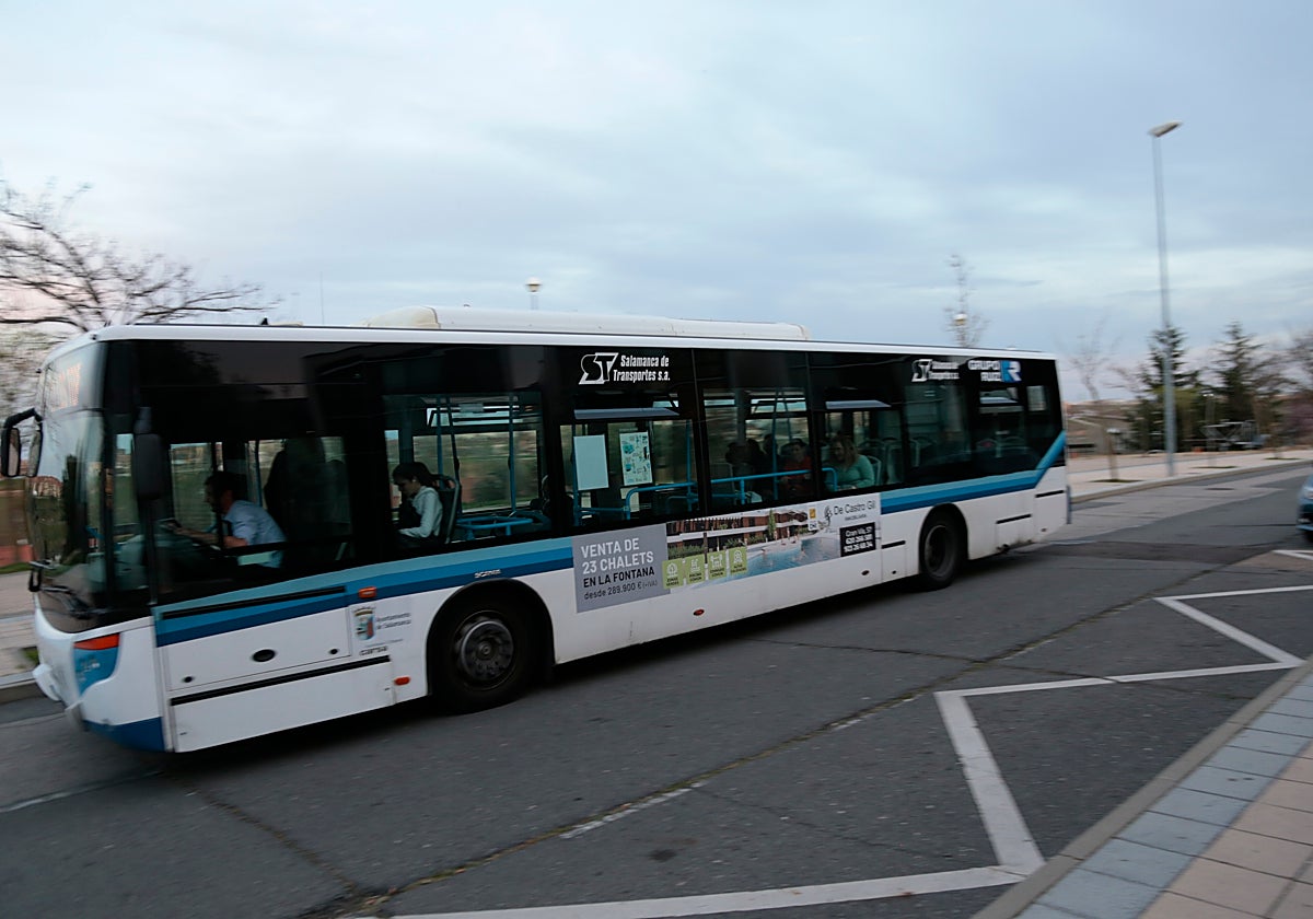 Los retrasos de los autobuses de la línea 10 traen de cabeza a los vecinos de Vistahermosa