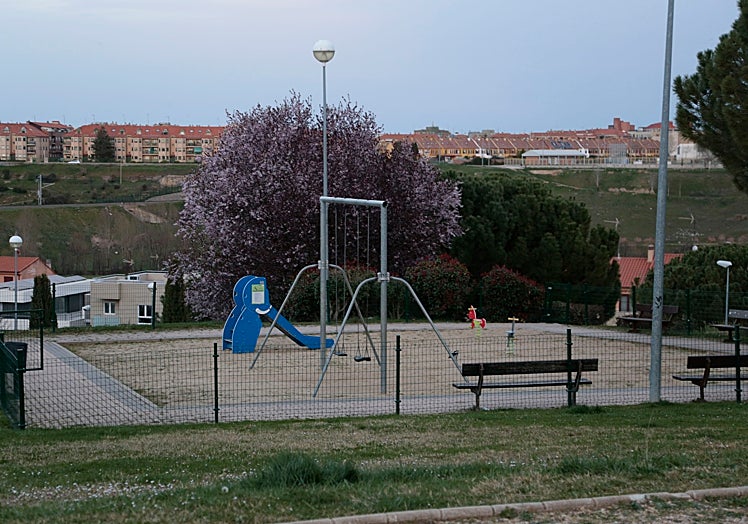 Imagen principal - Pocos parques infantiles y antiguos, aceras estrechas y con postes en el medio en la carretera de Vistahermosa y la alta temperatura en el centro municipal integrado porque el Ayuntamiento no ha apagado todavía la calefacción son algunos de los problemas del barrio. 