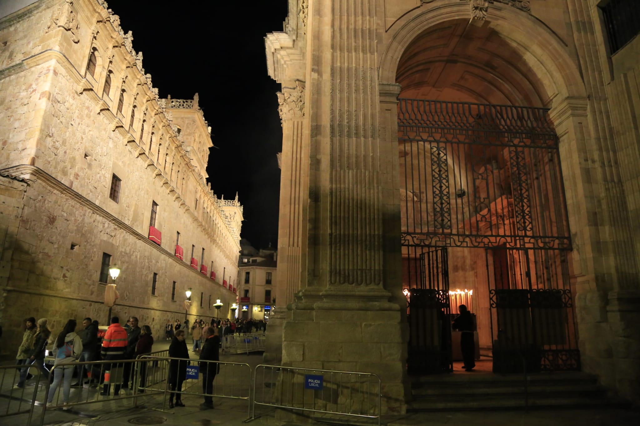 Una silenciosa y concurrida procesión del Cristo de la Humildad marca el Sábado de Pasión