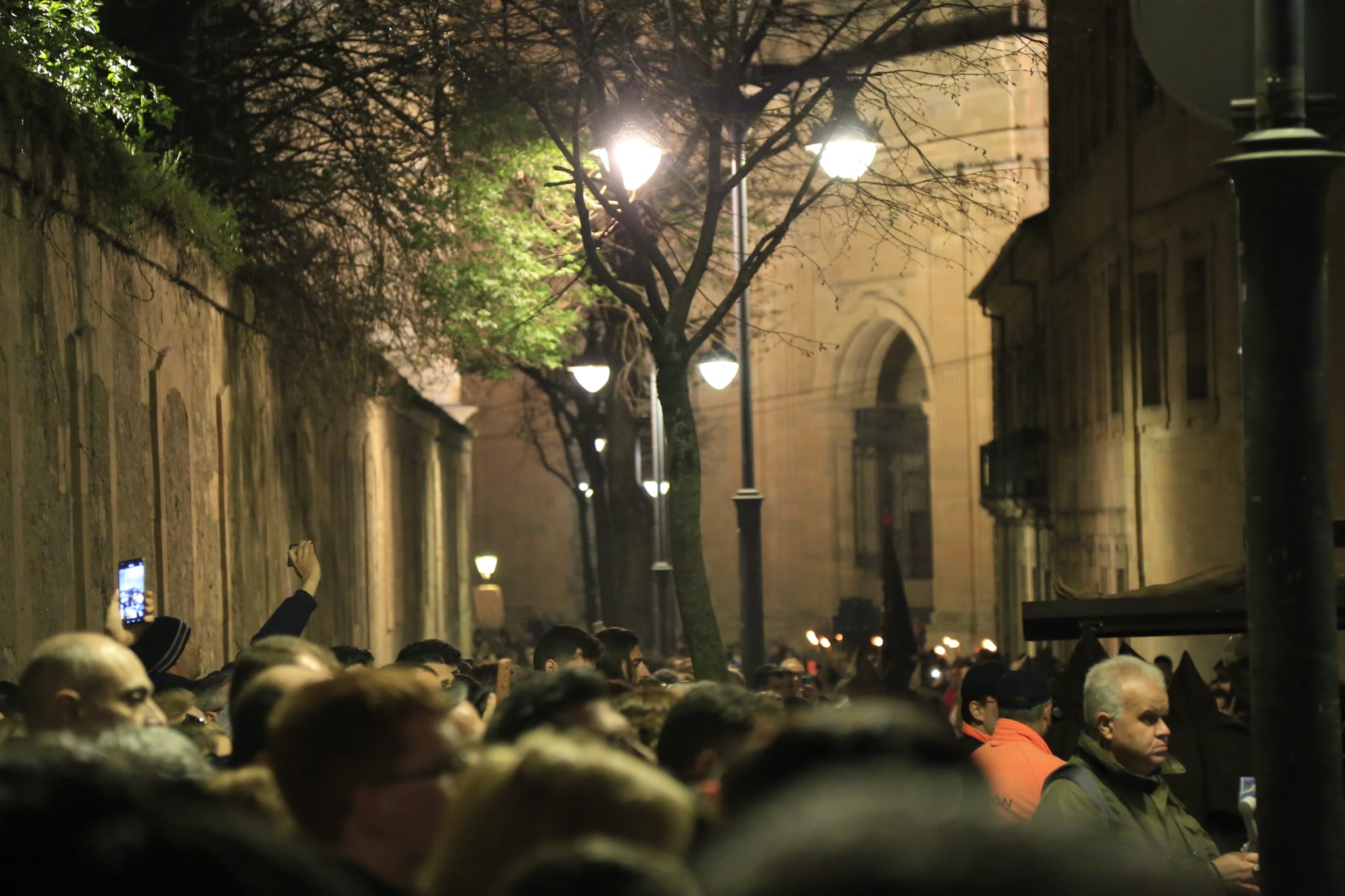 Una silenciosa y concurrida procesión del Cristo de la Humildad marca el Sábado de Pasión