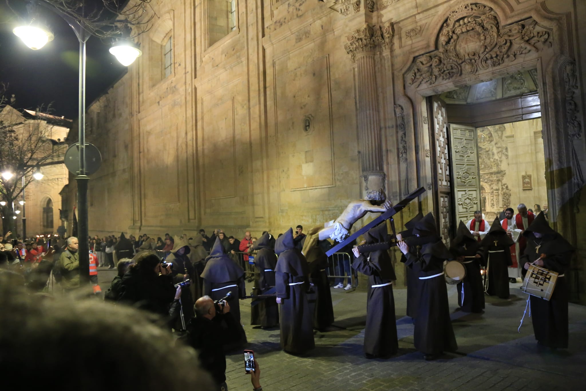 Una silenciosa y concurrida procesión del Cristo de la Humildad marca el Sábado de Pasión