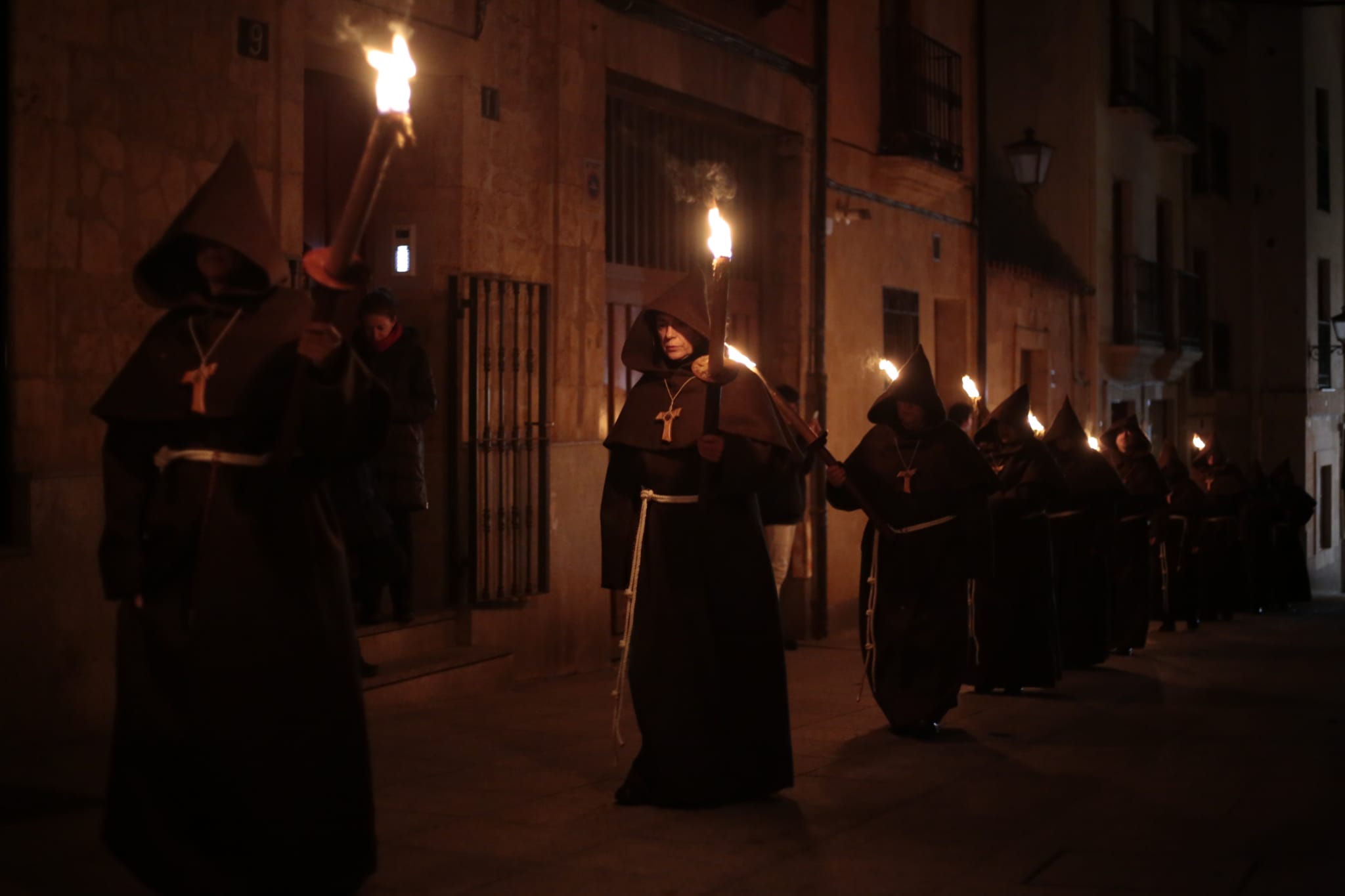 Una silenciosa y concurrida procesión del Cristo de la Humildad marca el Sábado de Pasión