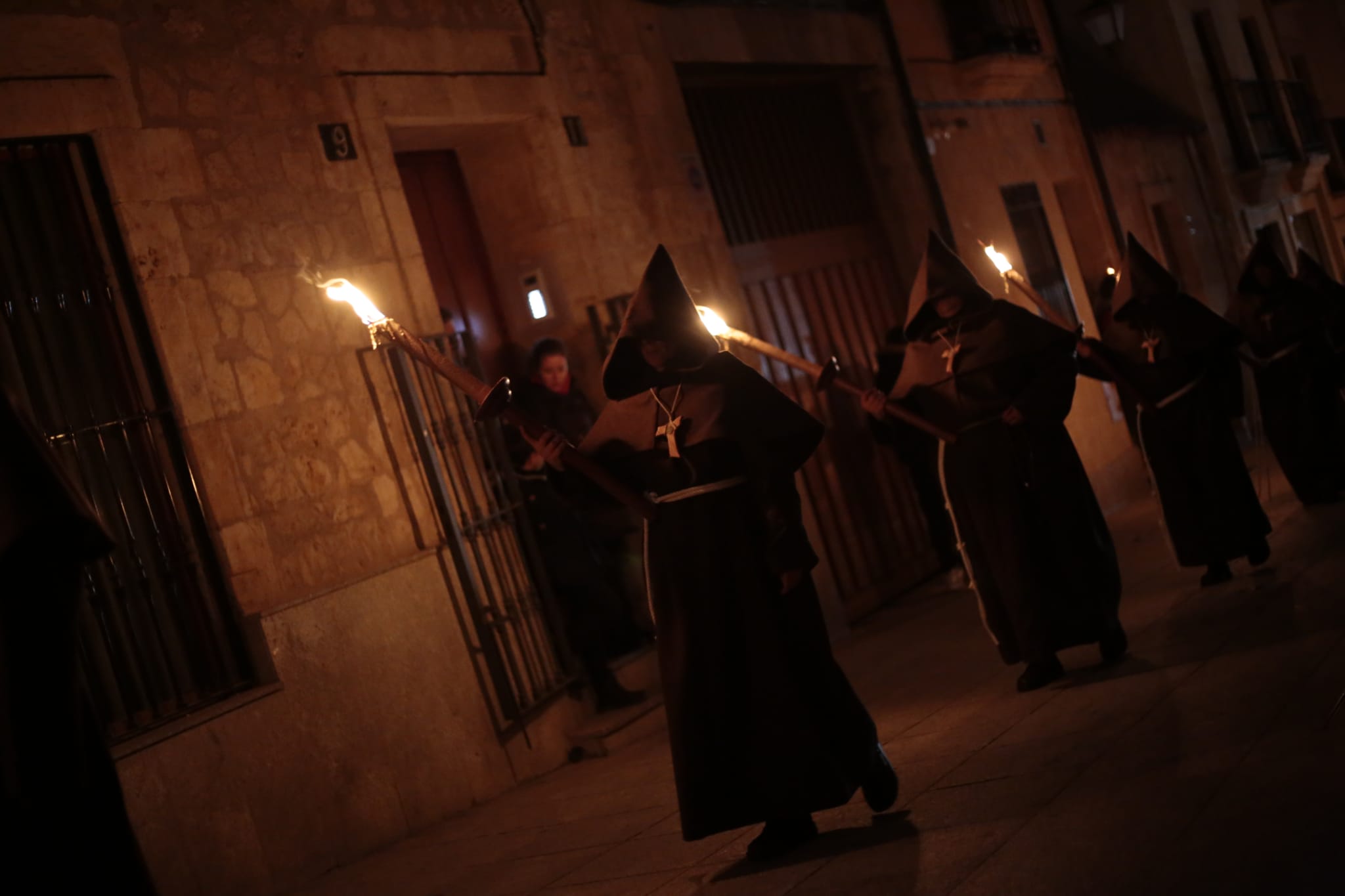 Una silenciosa y concurrida procesión del Cristo de la Humildad marca el Sábado de Pasión