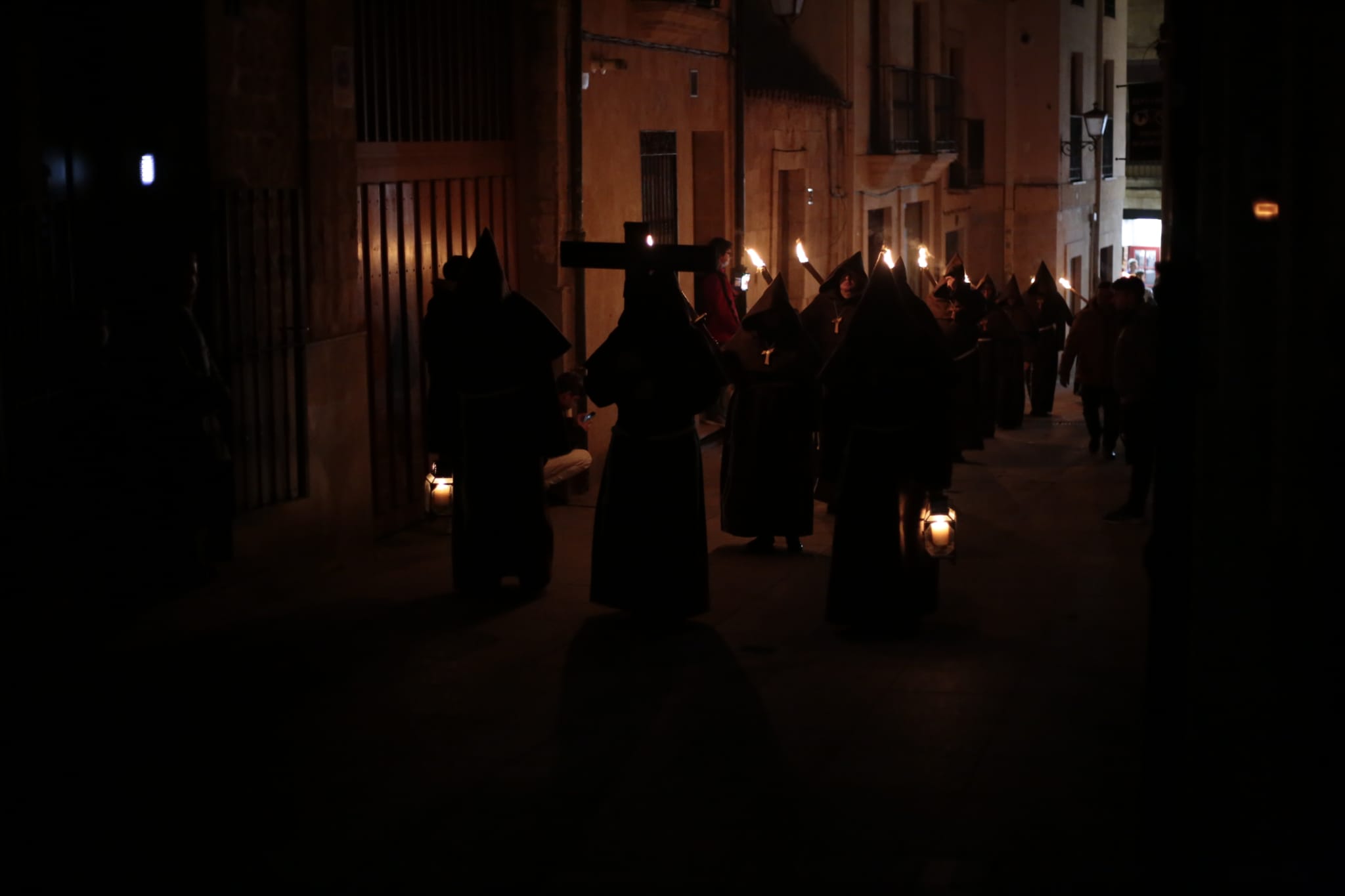 Una silenciosa y concurrida procesión del Cristo de la Humildad marca el Sábado de Pasión