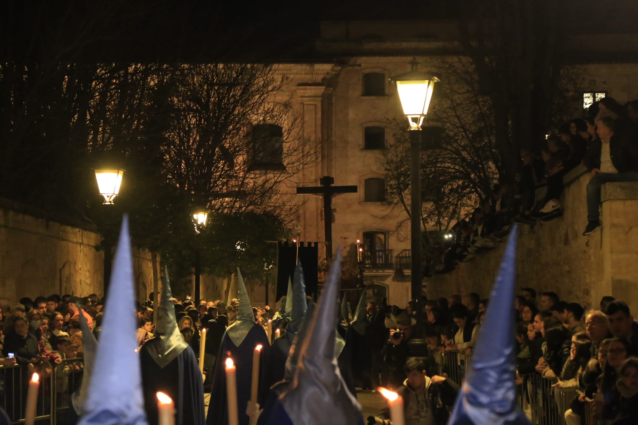 El Cristo de los Doctrinos tiñe la noche de fe y silencio