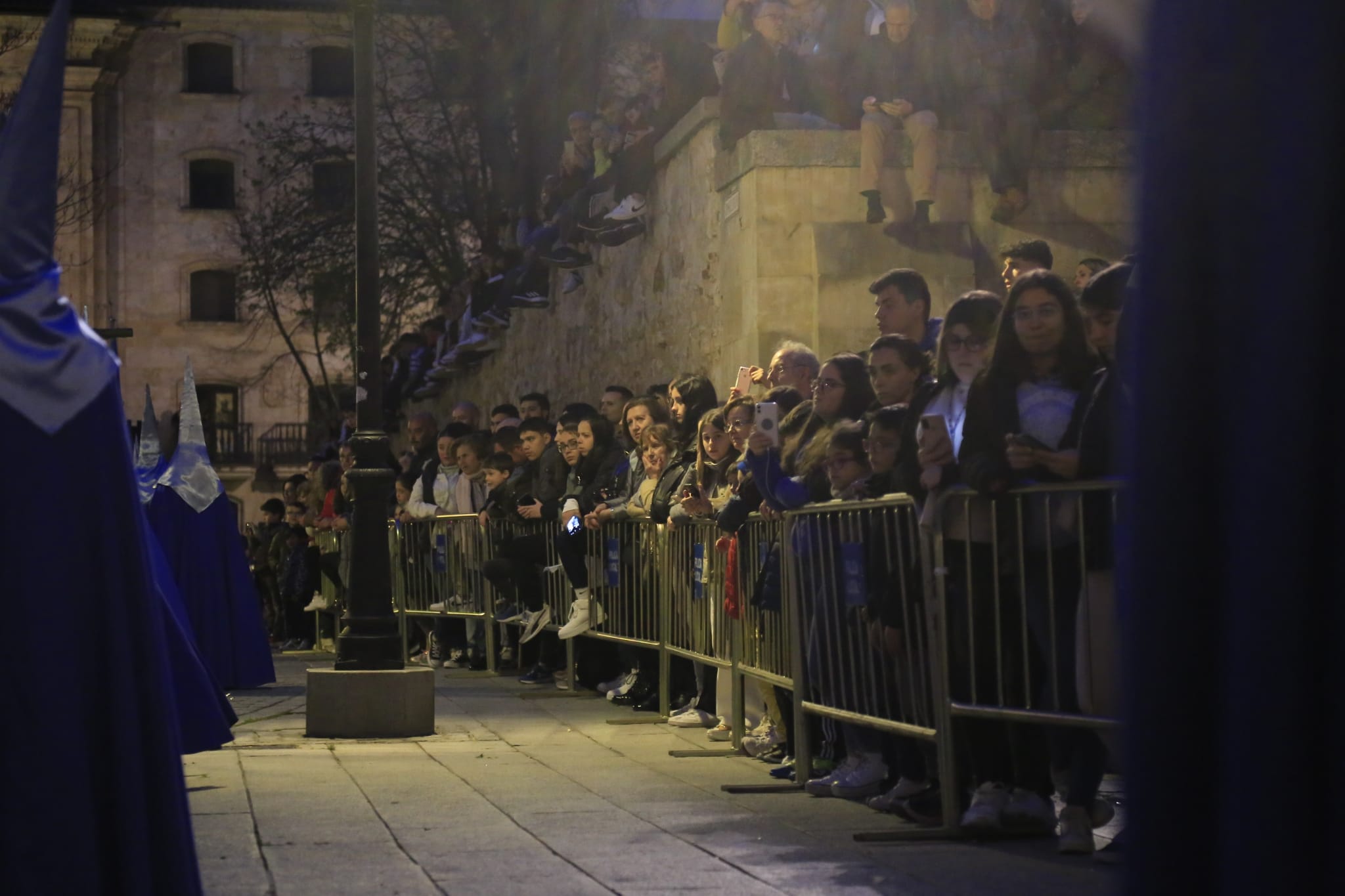 El Cristo de los Doctrinos tiñe la noche de fe y silencio